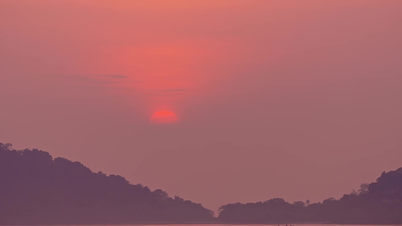 惊人的太阳美丽的光日出自然延时金色的天空和云在日出时间，美丽的自然景观背景，太阳延时视频素材