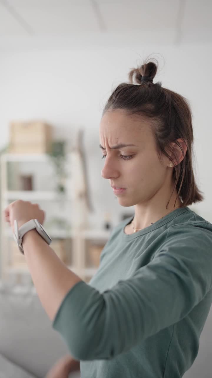 西班牙女人用智能手表讲话视频素材