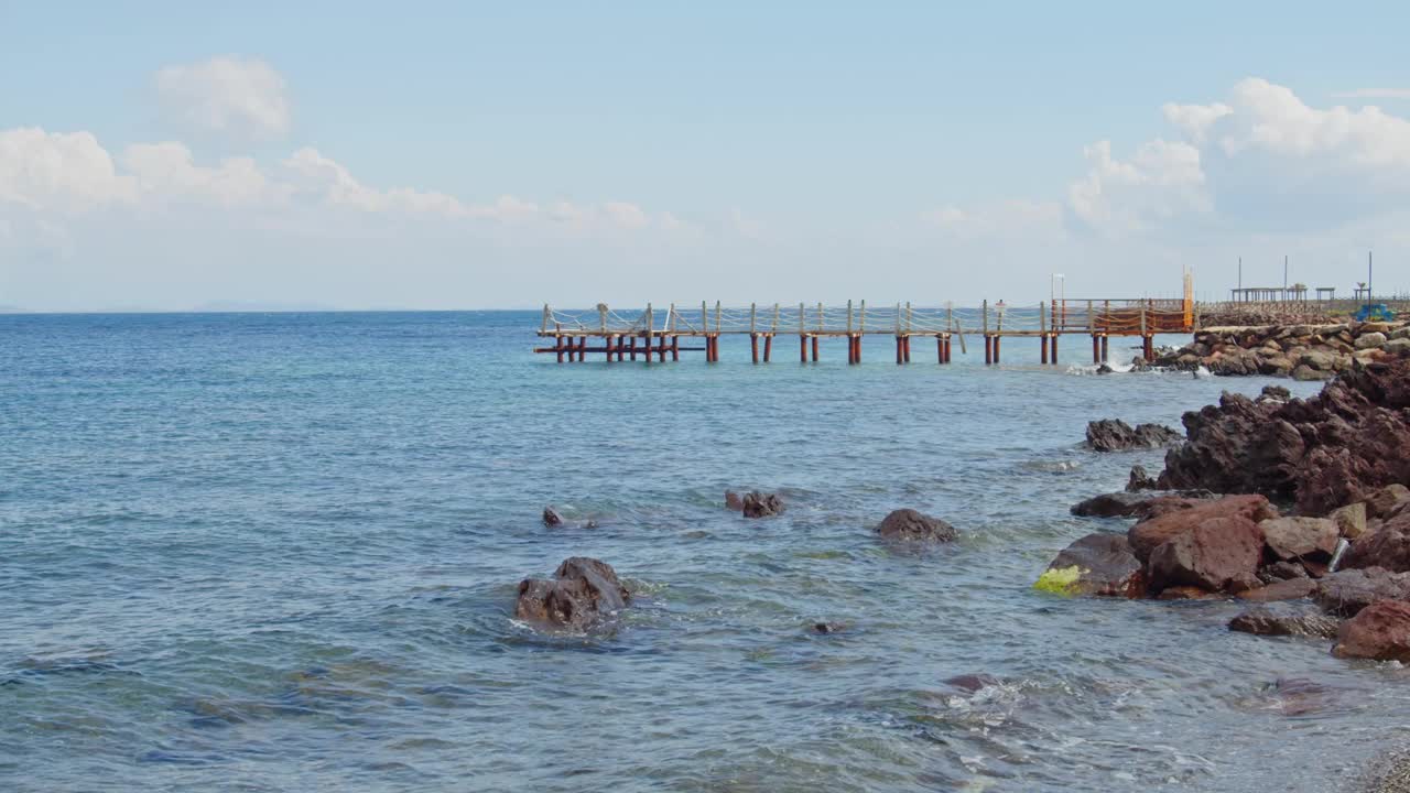 海浪冲击着海滩上的岩石视频素材