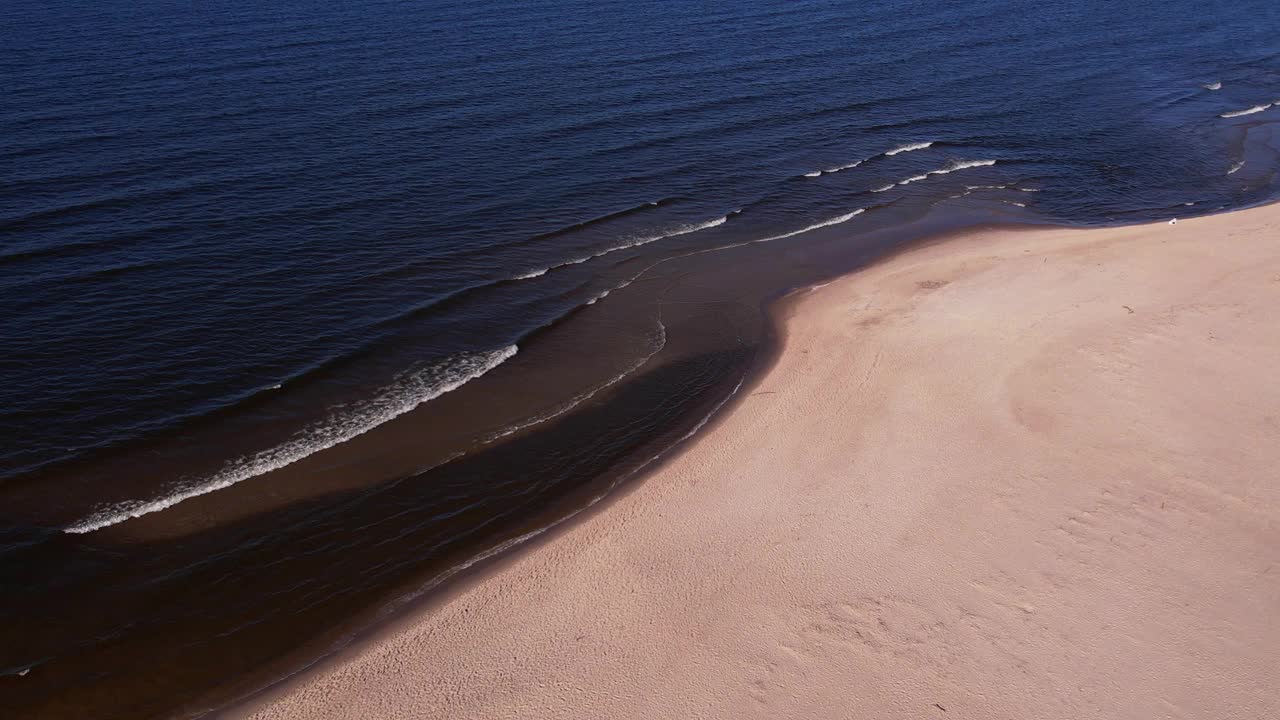 海浪、海洋、海岸的无人机鸟瞰图。海滩和沙丘黑暗平静的海浪自然景观拍摄无人机。旅游视频素材