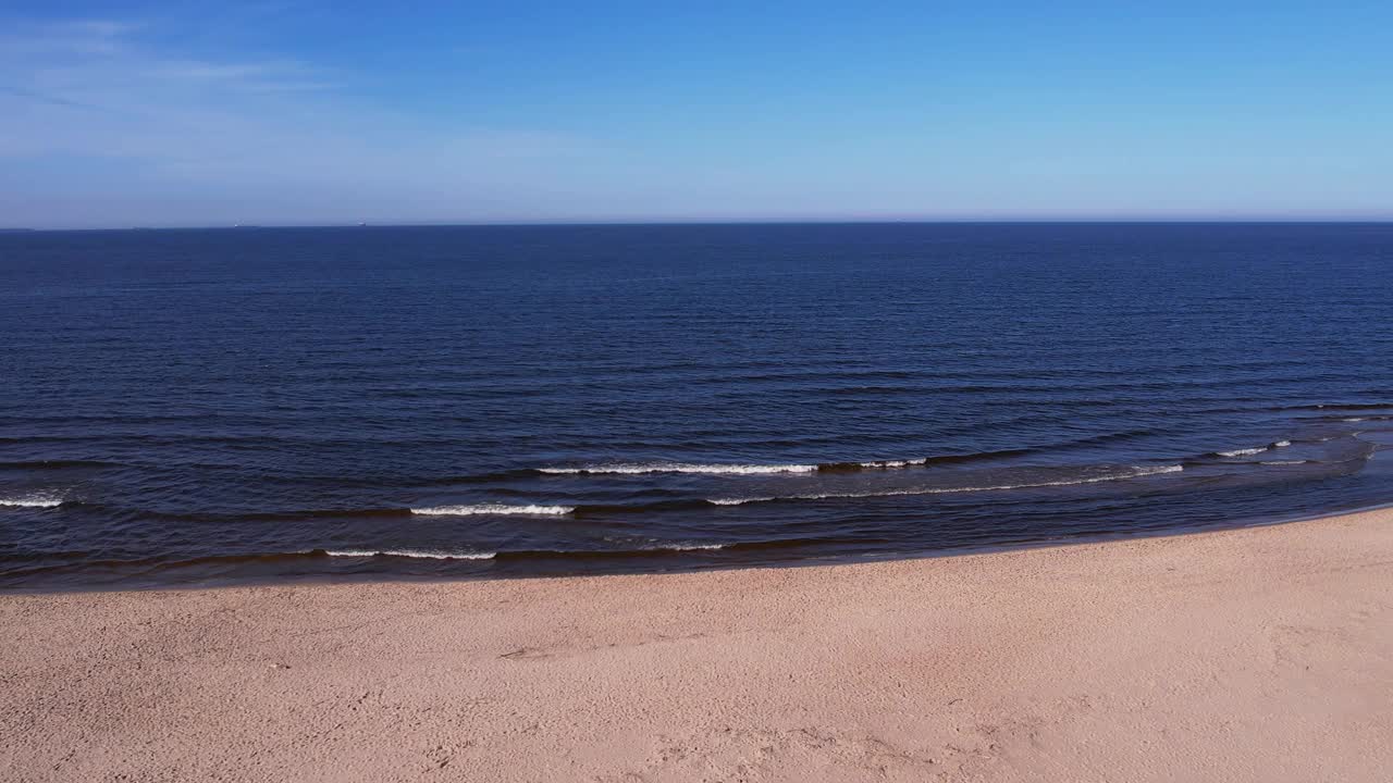 海浪、海洋、海岸的无人机鸟瞰图。海滩和沙丘黑暗平静的海浪自然景观拍摄无人机。旅游视频素材