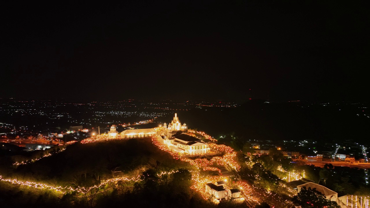 鸟瞰建在山顶上的宫殿周围的彩灯视频素材