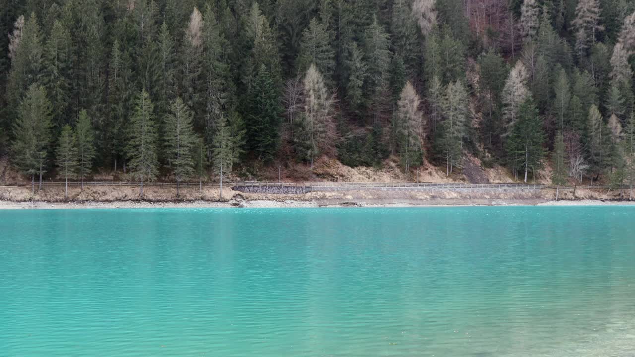 美丽的Auronzo湖绿松石水，在Auronzo di Cadore;贝卢诺，白云石，意大利视频素材