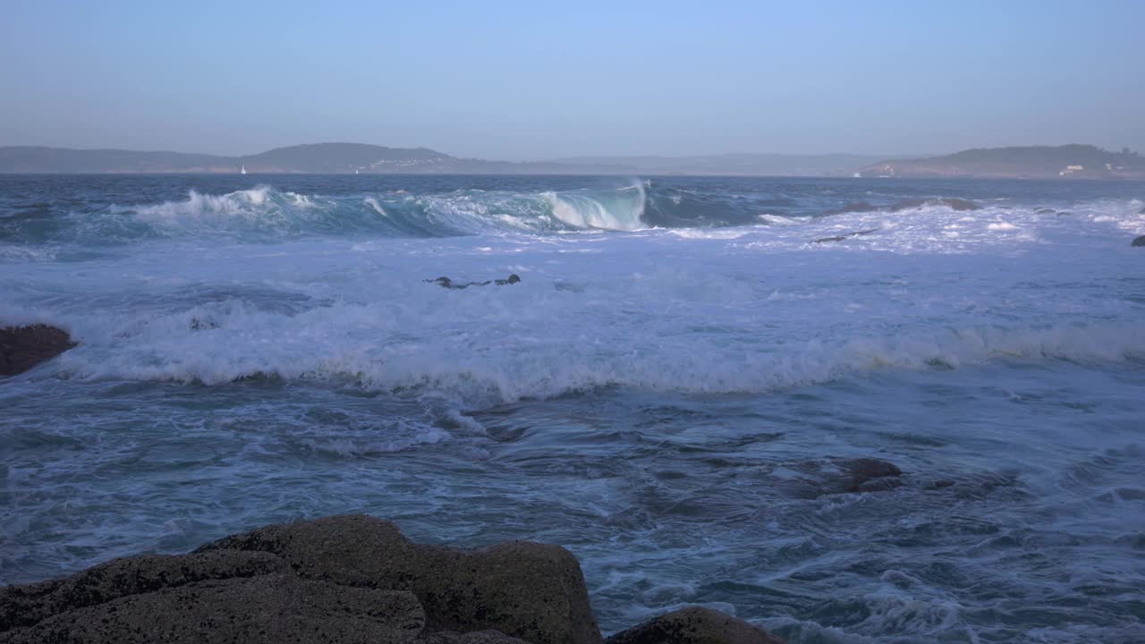 海浪的磅礴力量:一场风景之旅视频素材