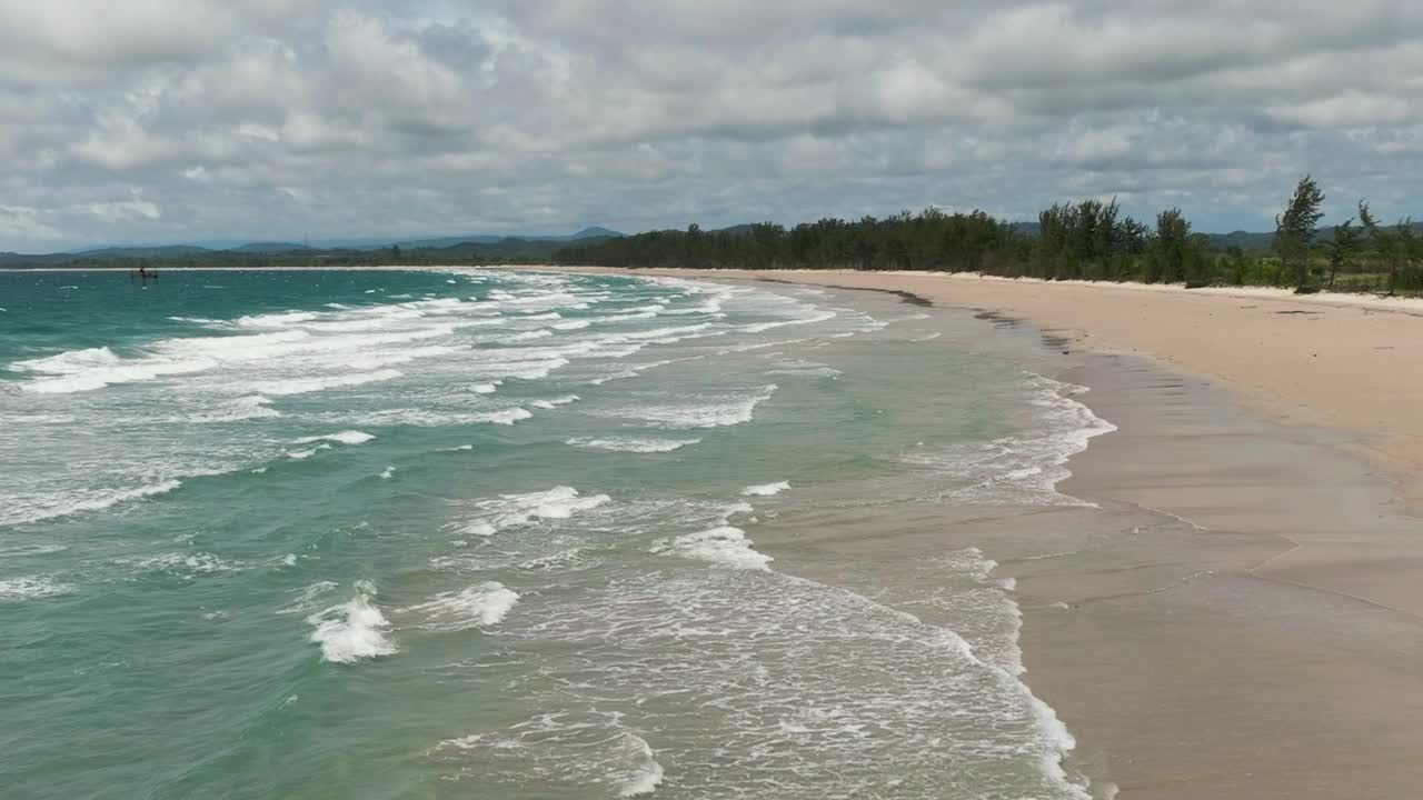 热带沙滩海景。马来西亚婆罗洲,。视频素材