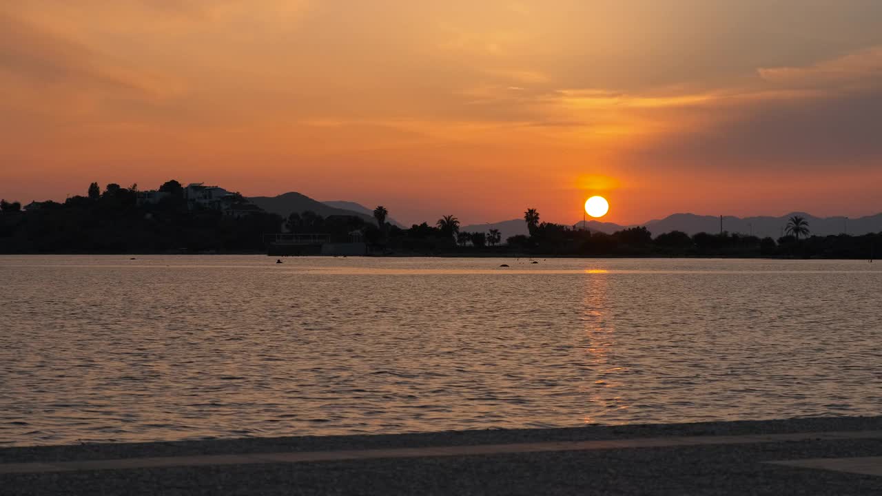 海湾上橙色的夕阳视频素材