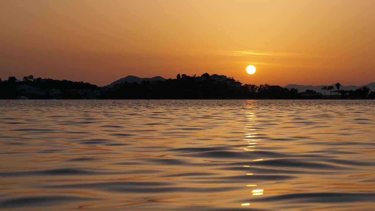 海湾上橙色的天空。视频素材