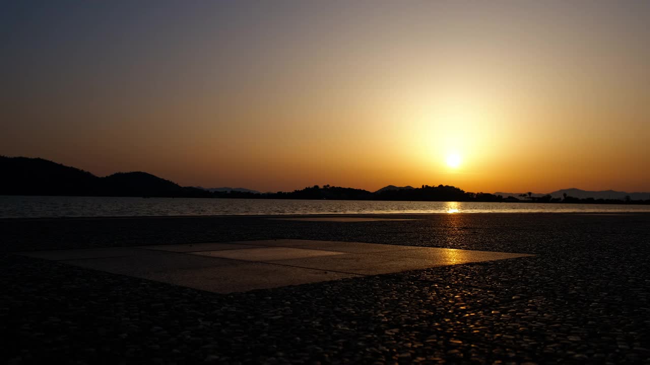 夕阳下奔跑的孩子的剪影。视频素材