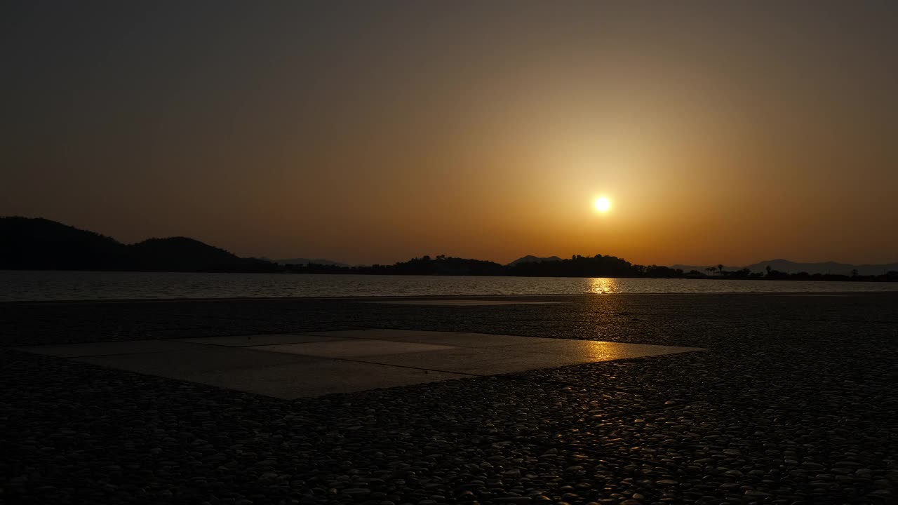 骑自行车的人在夕阳下玩耍的孩子面前视频素材