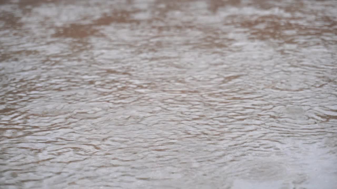 雨滴落在淹没的道路上视频素材