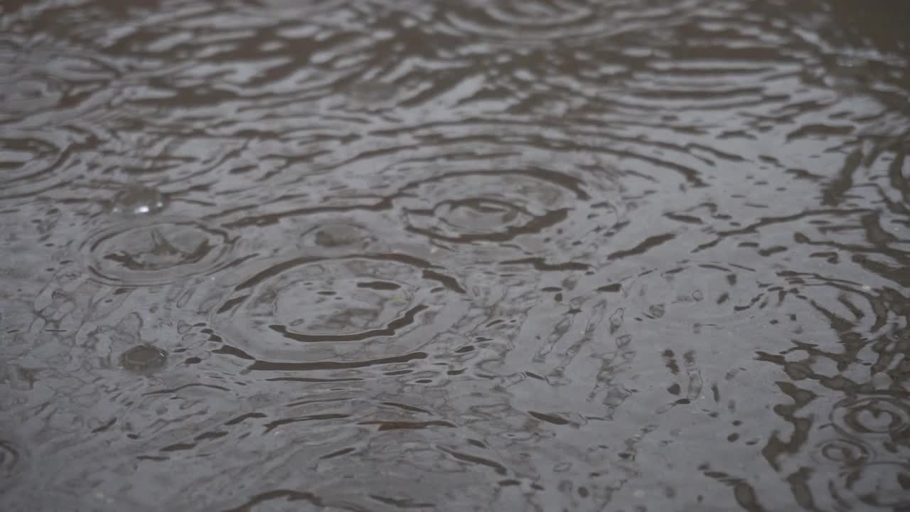 雨滴落在淹没的道路上视频素材