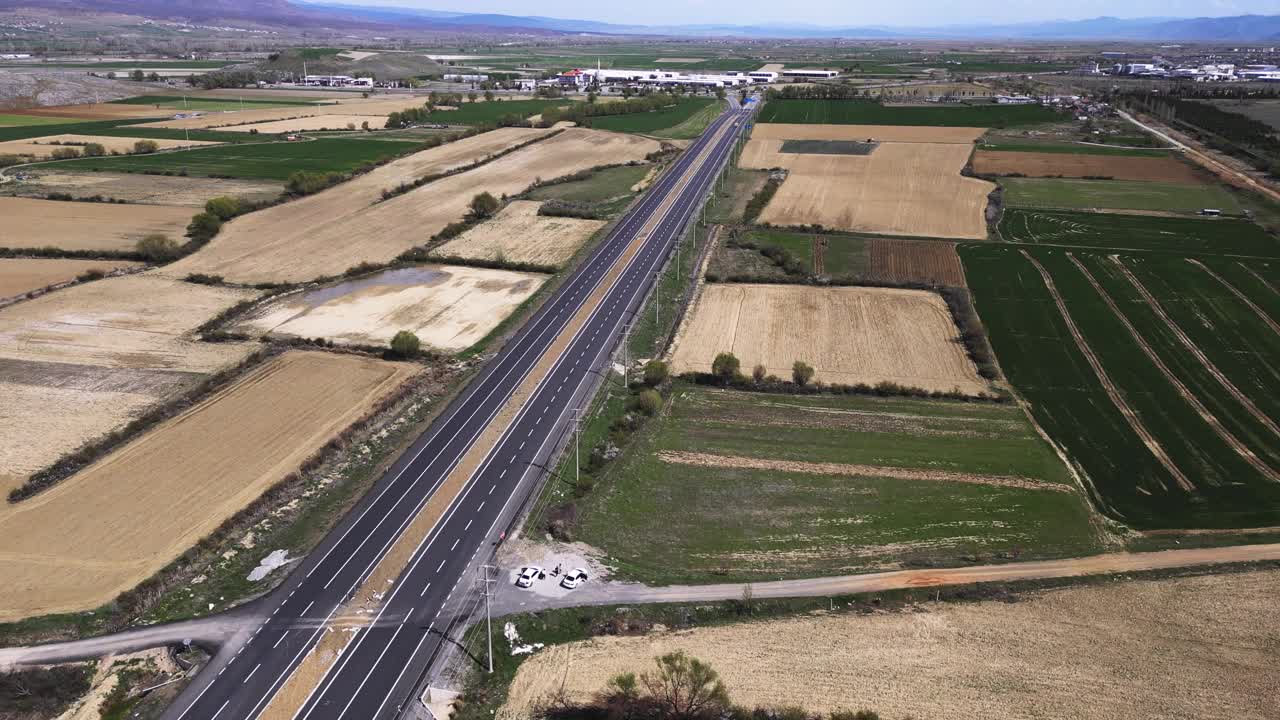 无人机拍摄的农田间高速公路视频素材