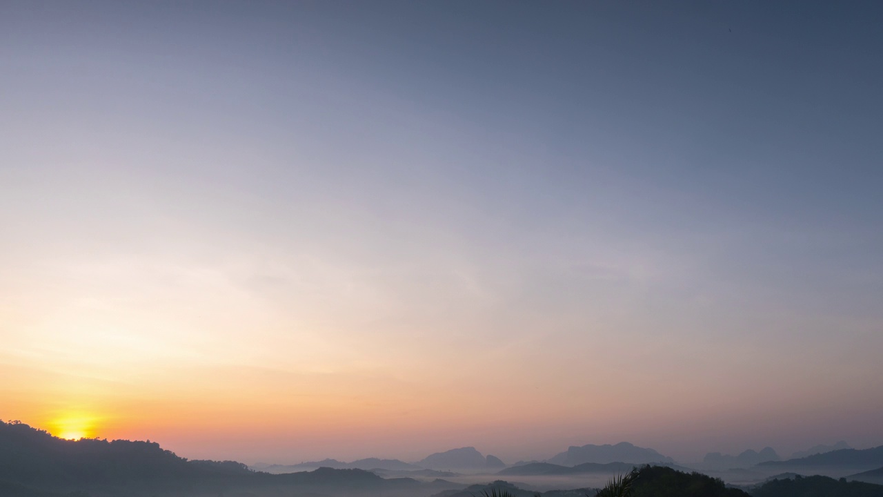 彩云天空，日出山景。视频素材