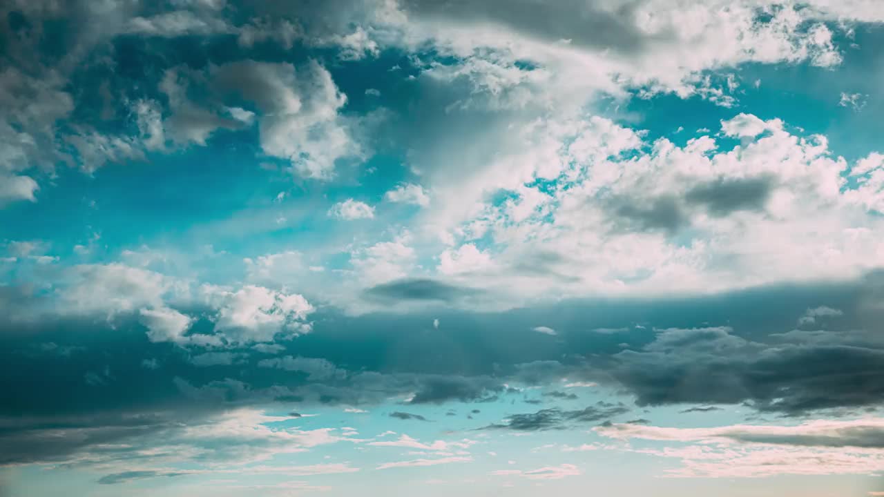 4k多云多雨的天空有雨。天空自然背景。旋涡的云。白云蓝天白云蓝天。Cloudscape 4k延时。天气预报概念。狂暴狂暴的云景。间隔拍摄,延时视频素材