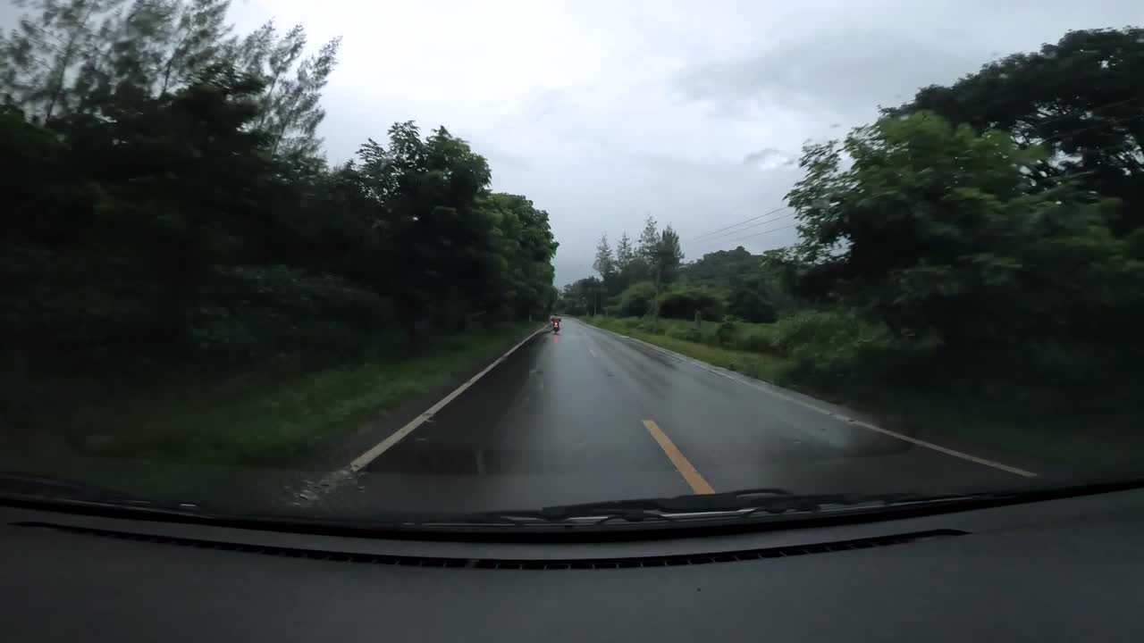 POV驾驶在汽车山景潮湿的道路雨天。视频素材