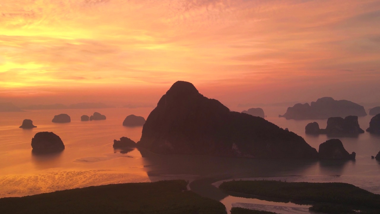 高角度观看惊人的自然景观日出天空背景，鸟瞰图超延时无人机拍摄的smednangshe美丽的日出天空在早晨日出的海洋和红树林景观视频素材