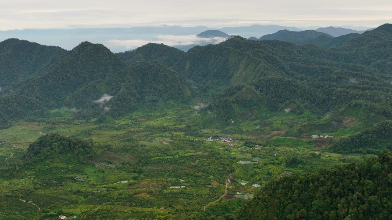 农业用地和山地。印度尼西亚苏门答腊。视频素材