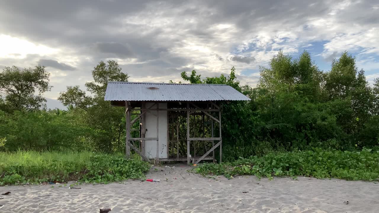 渔夫小屋遮风挡雨的顶篷是用竹子和树叶做成的视频素材