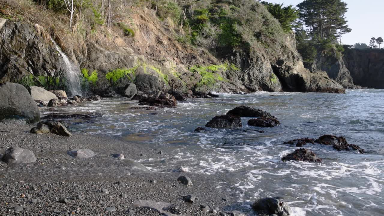 秘密海滩瀑布视频素材