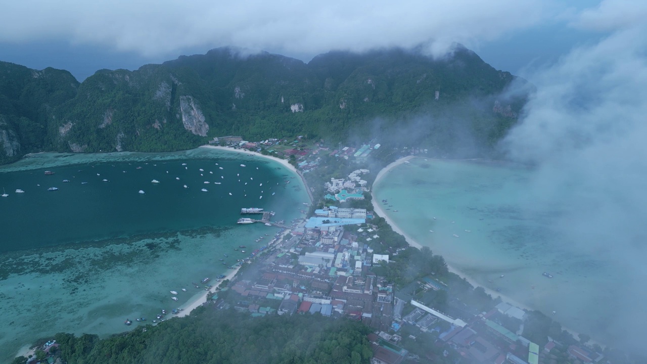 多雾的天气里，无人机在半岛上的一所住宅上拍摄的照片视频素材