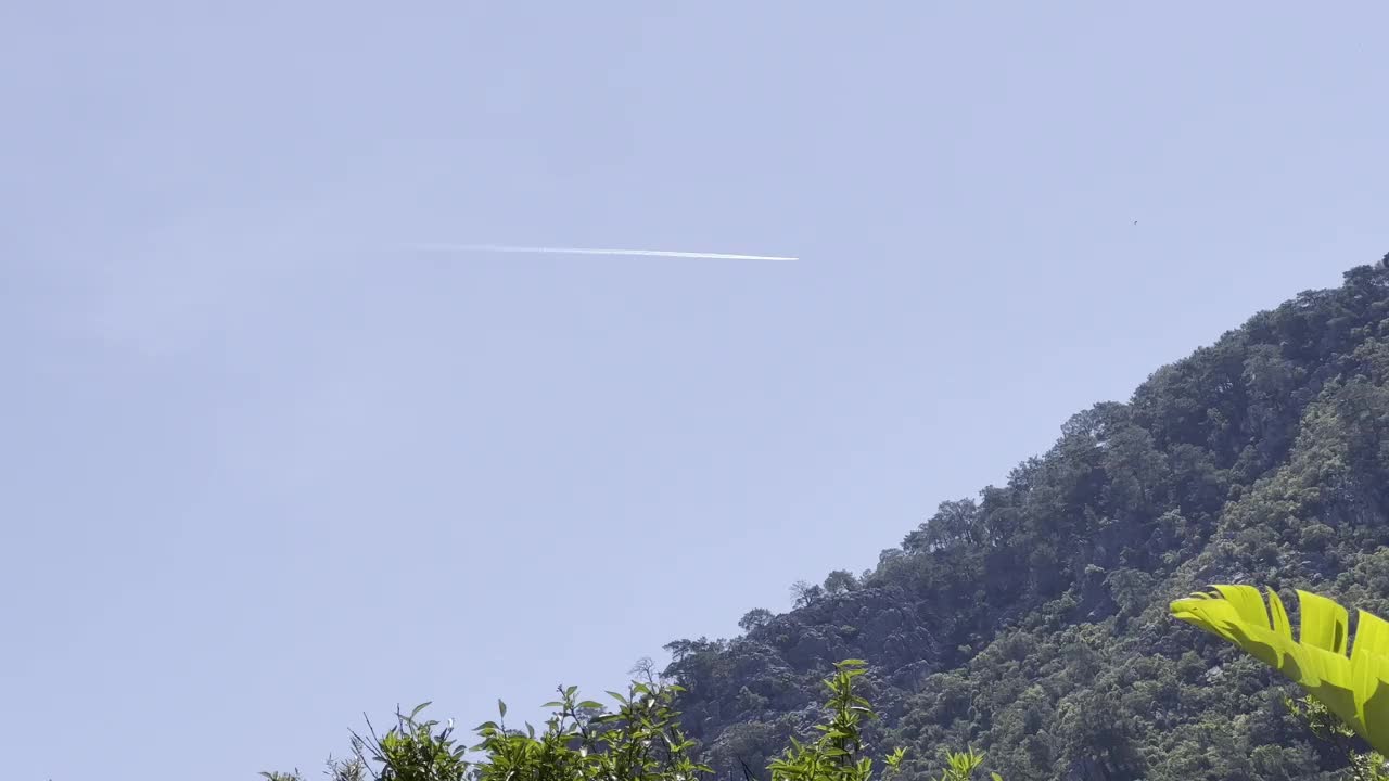 蓝天上飞行着飞机的踪迹视频下载