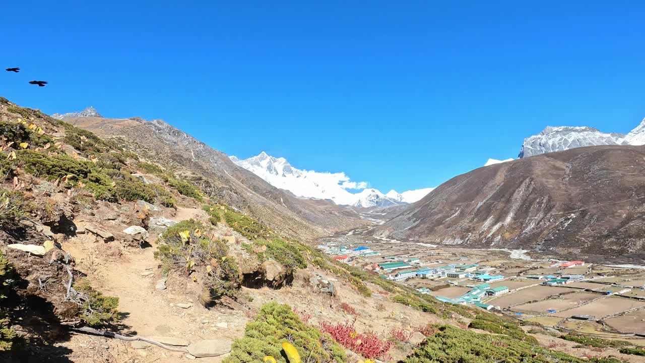 ama Dablam山与Dingboche村(海拔4410米)，这是尼泊尔昆布东北部的夏尔巴人村庄。视频素材