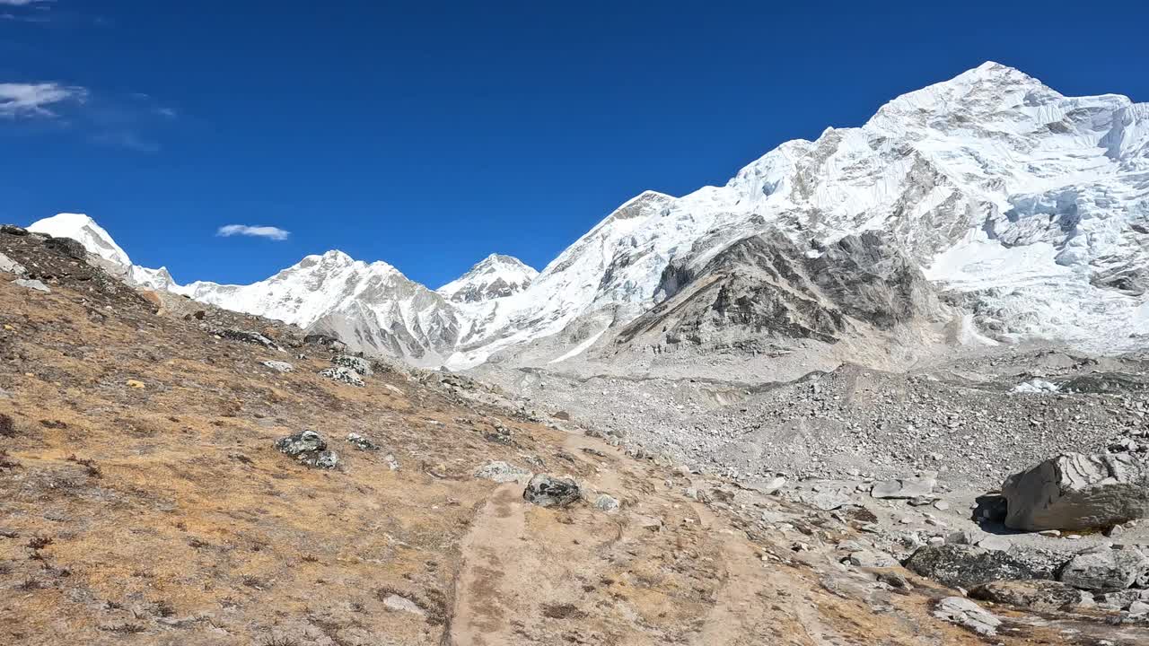 徒步前往尼泊尔珠峰大本营(海拔5364米)的风景。视频素材