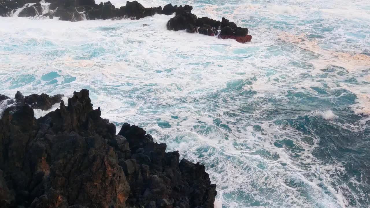 美丽的岩石海岸的岛屿在海洋视频素材