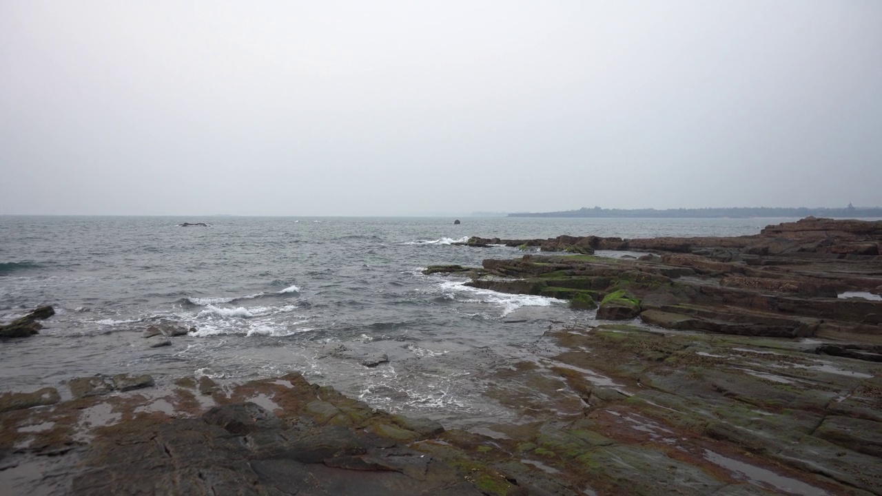 海浪冲击着岩石嶙峋的海岸线视频素材