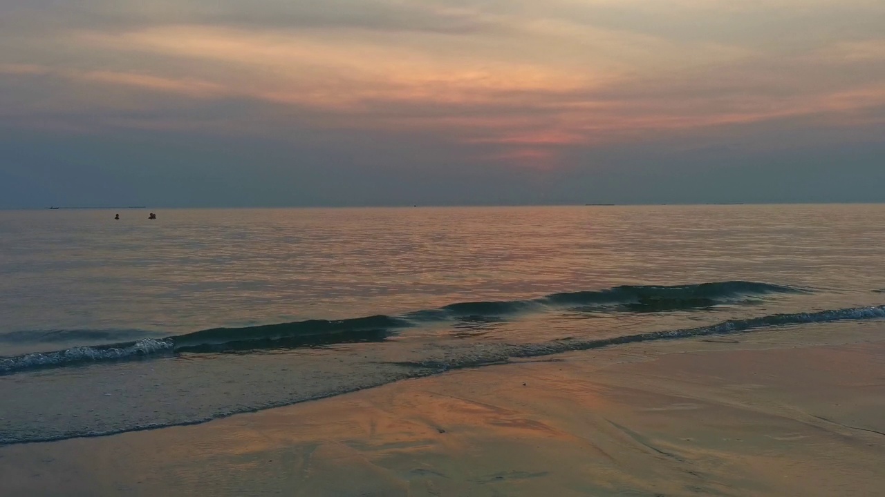 海滩上的海景日落景观视频素材