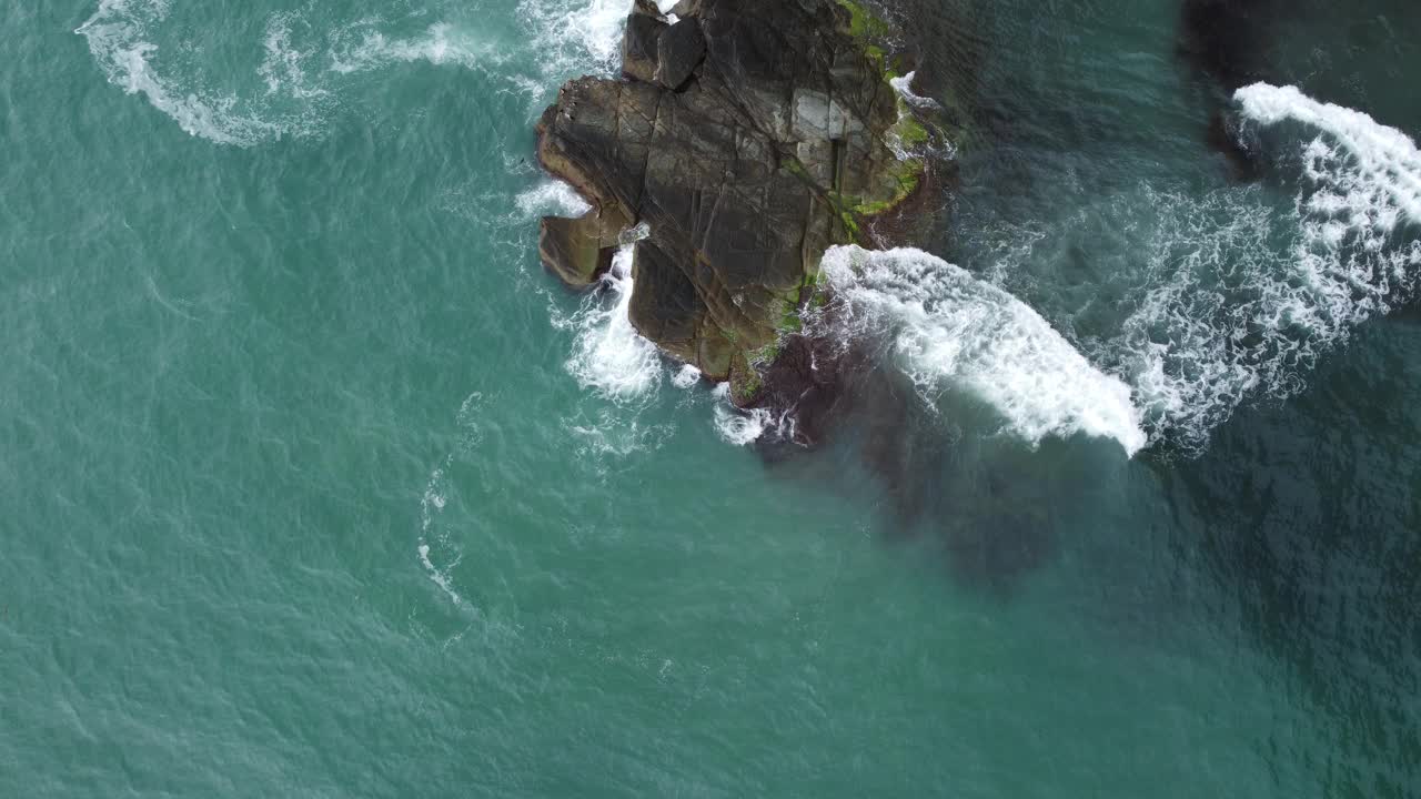 海边的岩石悬崖视频素材