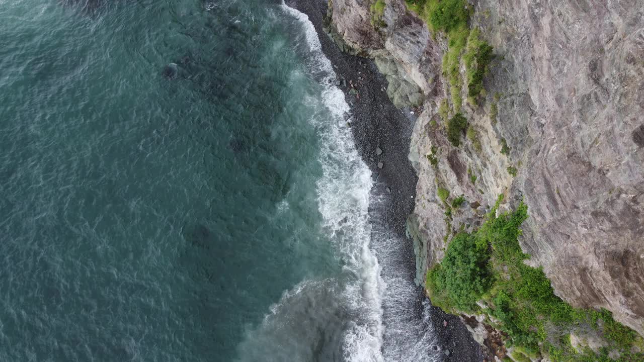 海边的岩石悬崖视频素材