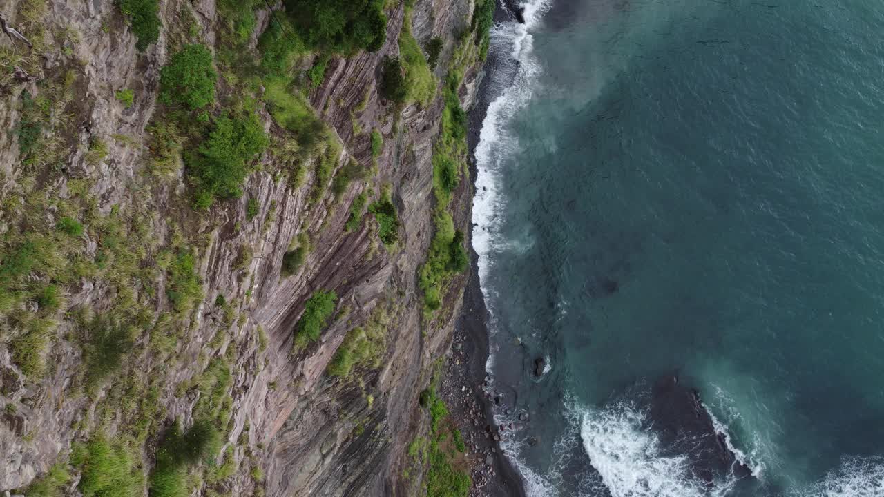 海边的岩石悬崖视频素材