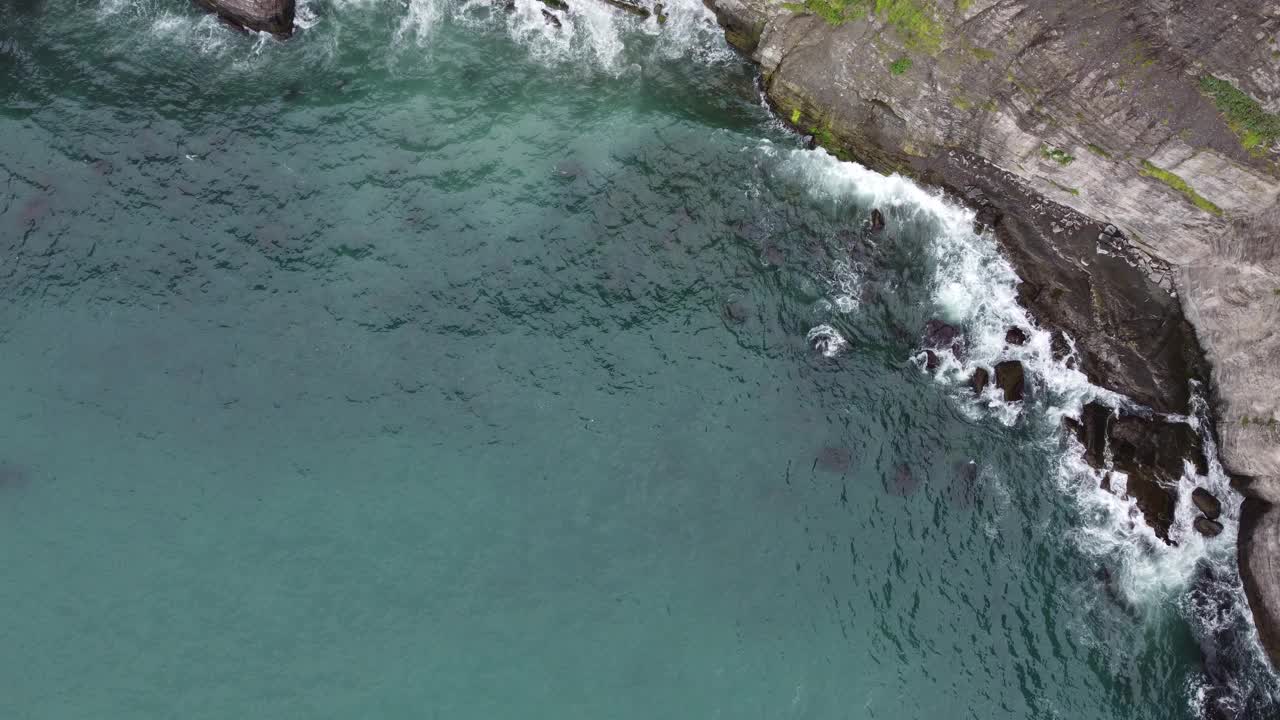 海边的岩石悬崖视频素材