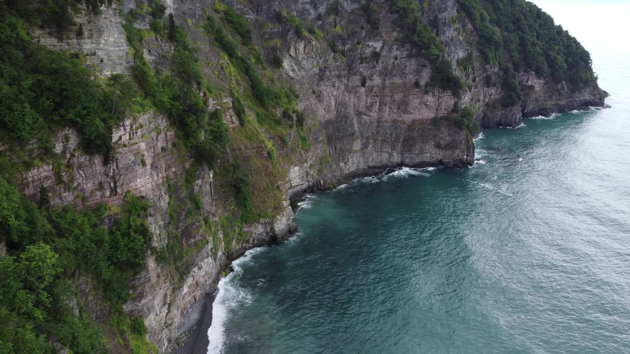 海边的岩石悬崖视频素材