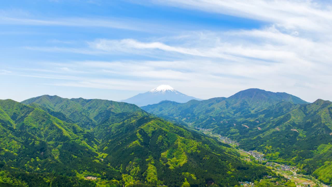 富士山的壮丽景色和新鲜的绿色植物超延时视频素材