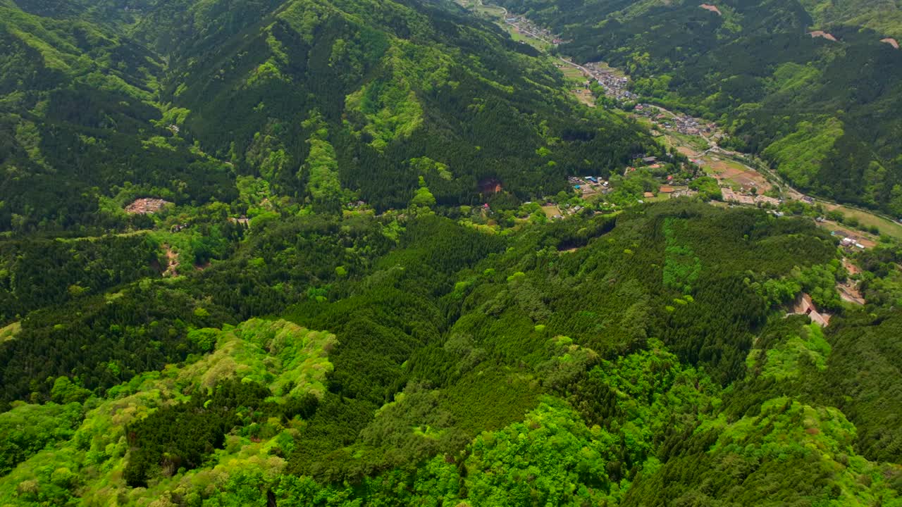 从多士村航拍富士山和青翠的山脉视频素材