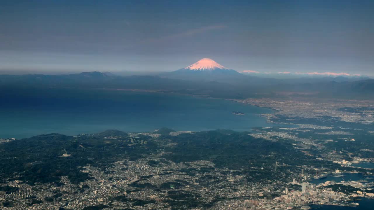 俯瞰三浦半岛和远处的富士山视频素材