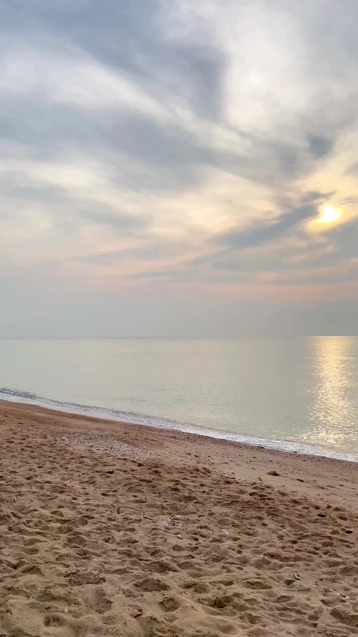 日出倒映在海面上的美丽景色。视频素材