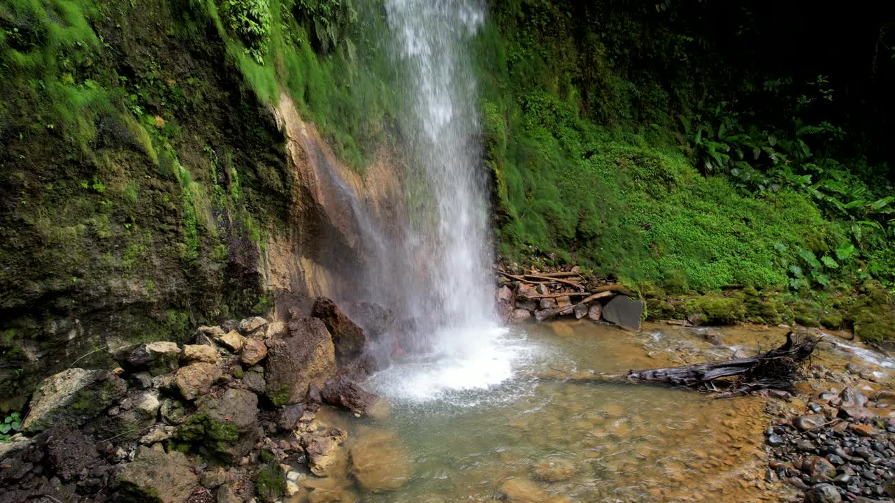 美丽的鸟瞰图哥斯达黎加瀑布在bajos de Toro，绿松石水在热带雨林的中间视频素材