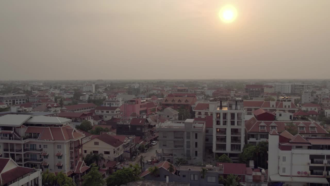 日落时分盘旋在暹粒市上空视频素材