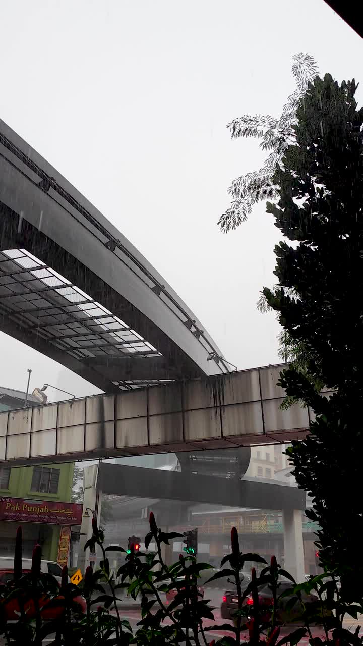 下雨天在吉隆坡市，单轨列车经过与交通电影下面视频素材