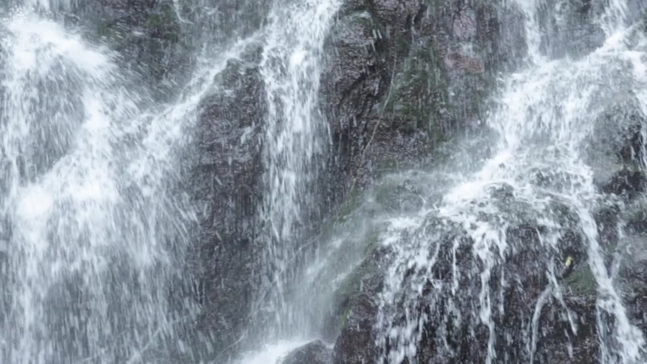 瀑布特写，水从岩石上落下视频素材