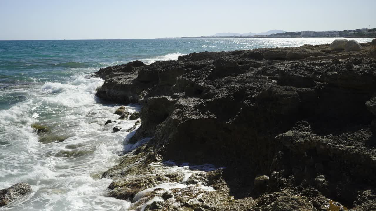 岩石在西班牙海上刮起了大风视频素材