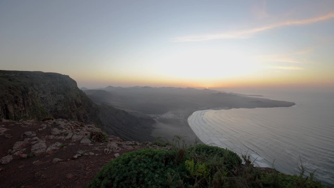 日落时兰萨罗特岛法马拉海滩的风景视频素材