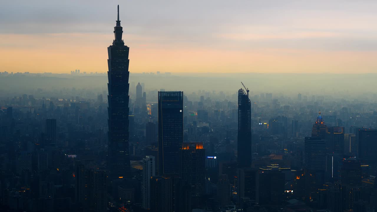 观音山和城市在朦胧的橙色夜空下。视频素材