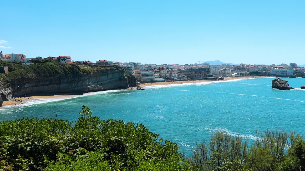 法国著名旅游胜地比亚里茨的海滩和海岸线风景优美。高品质4k画面视频素材