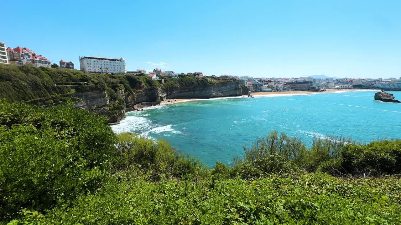 法国著名旅游胜地比亚里茨的海滩和海岸线风景优美。高品质4k画面视频素材