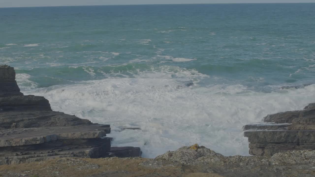 海浪在爱尔兰海岸撞击岩石视频素材