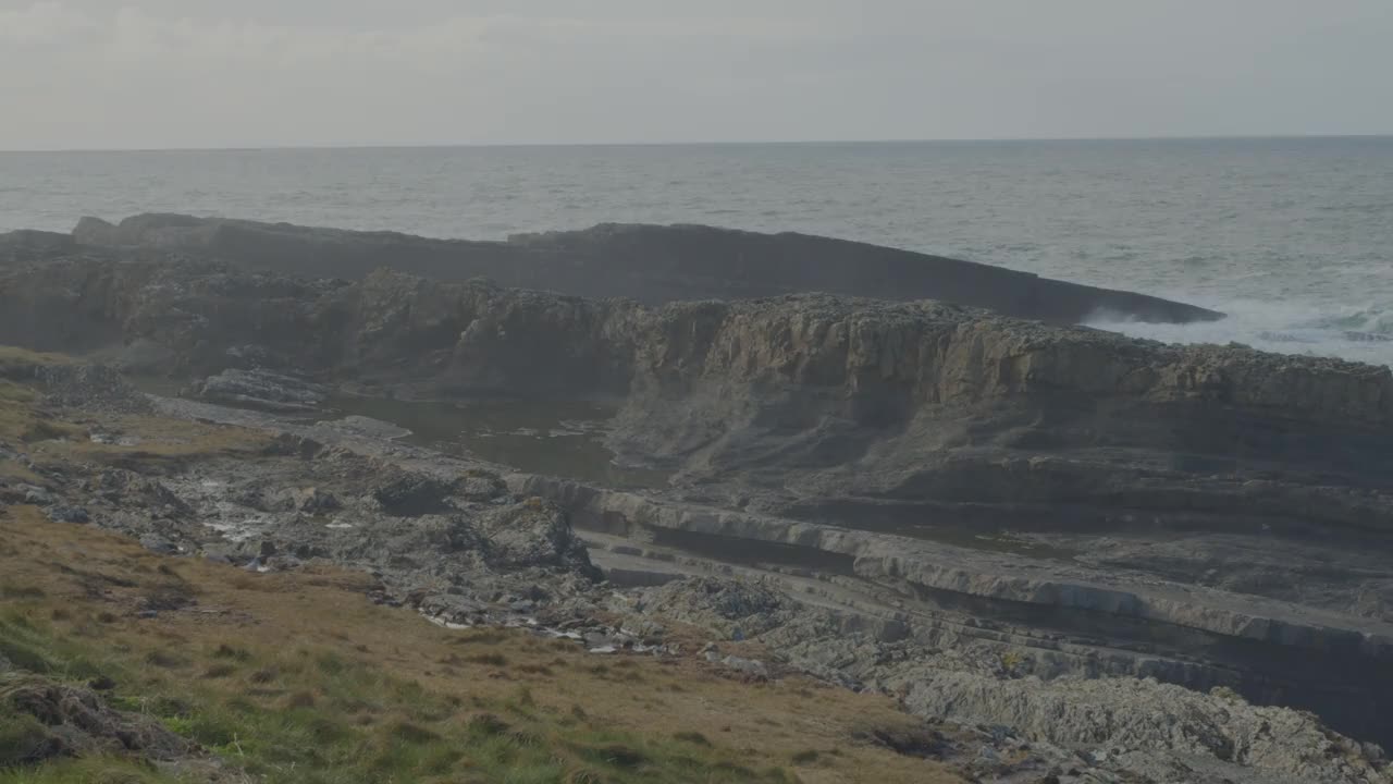 海浪在爱尔兰海岸撞击岩石视频素材